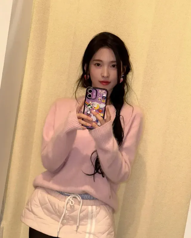 파스텔 핑크 니트 | 인간 벚꽃으로 변신 완료, 포근함 가득한 상의 스타일링 /사진=아린 인스타그램