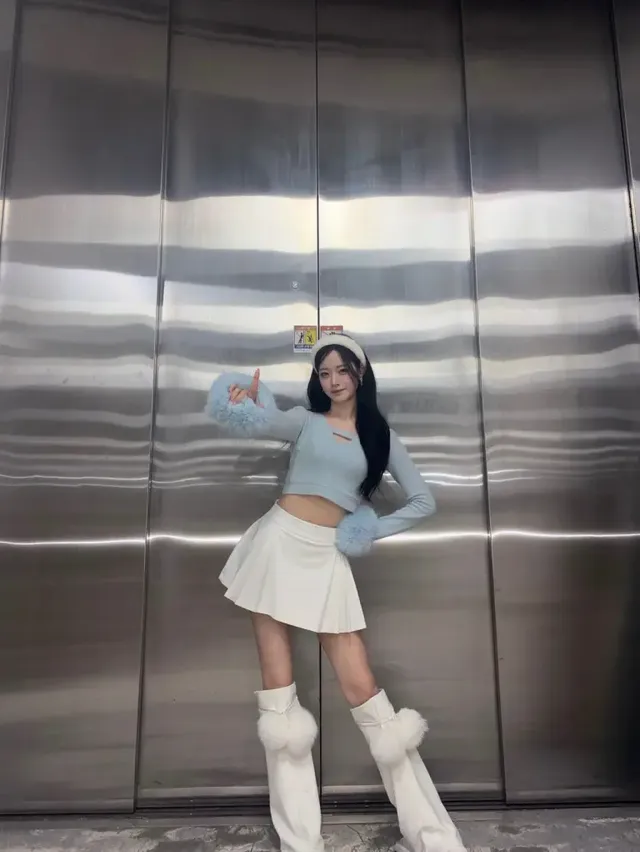 화이트 퍼 헤어밴드 | 인형보다 더 인형 같은 비현실적인 비주얼/사진=하이키 인스타그램