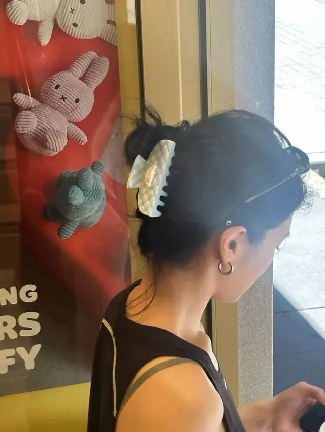 캐릭터 집게핀 디테일 | 시크함 속에 숨겨진 박규영의 귀여운 믹스매치 센스 /사진=박규영 인스타그램