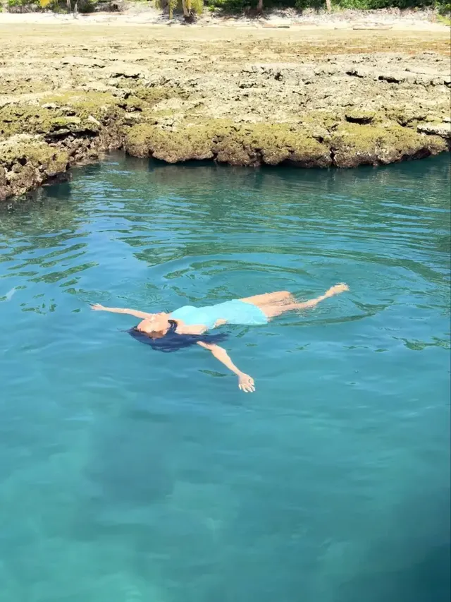 자체 발광 블루 | 보정 의혹 부르는 화사한 스카이 블루 스윔웨어 /사진=허가윤 인스타그램