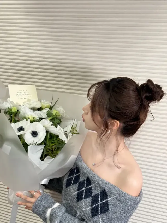 조말론의 축하에 응답하는 옆선 | 각도기 따위 필요 없는 완벽한 콧대 라인 /사진=여름 인스타그램