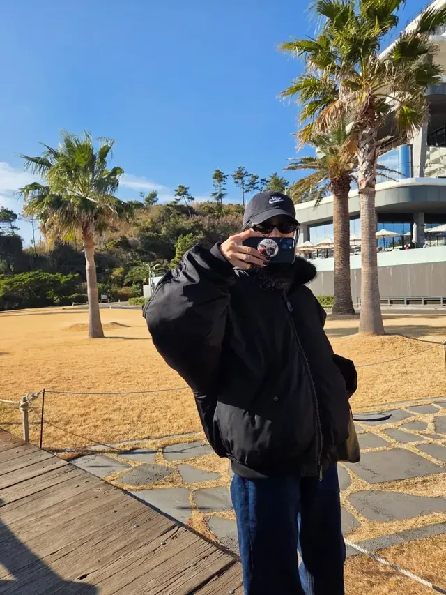 팜트리 & 셀피 | 야자수도 고개 숙일 카리스마, 폰 케이스까지 엣지 있는 거울 셀카 /사진=김서형 인스타그램