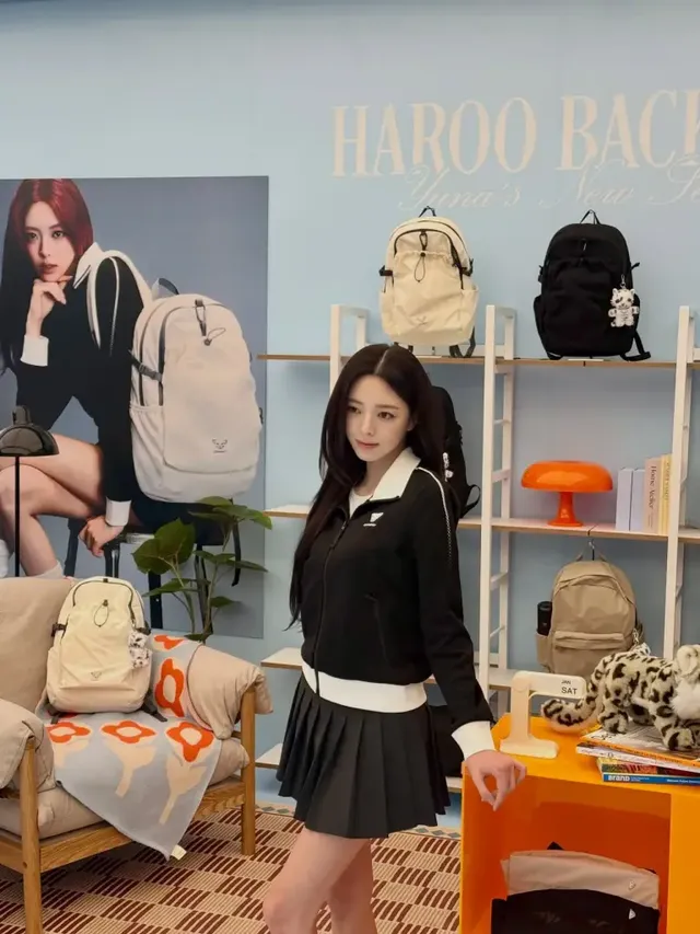 트랙 재킷 스타일링 | 스포티함 한 스푼 더한 2026년형 진화된 프레피 룩 /사진=유나 인스타그램