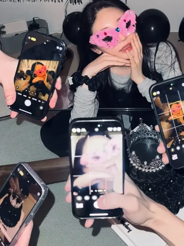 안대 쓴 생일 주인공 | 핑크 털 안대도 소화하는 힙한 생일룩 /사진=이채연 인스타그램