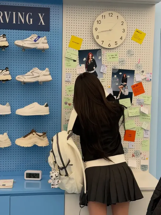 스쿨 코어 룩 | 등굣길마저 런웨이로 만들 것 같은 유나의 완벽한 뒷태 /사진=유나 인스타그램