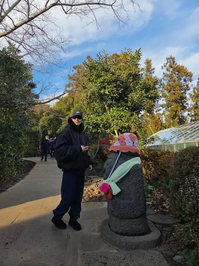 돌하르방 & 믹스매치 | "누가 더 힙한가" 귀여운 하르방 옆에서 진지하게 시크한 김서형 /사진=김서형 인스타그램