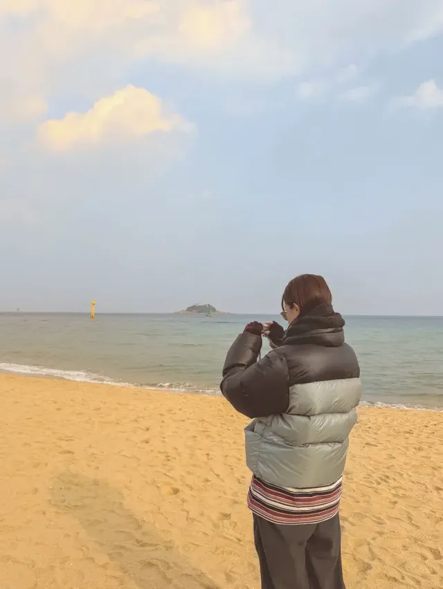 투톤 푸퍼 재킷 | 바다의 청량함과 닮은 민트 배색으로 완성한 감각적인 뒷모습 /사진=채정안 인스타그램