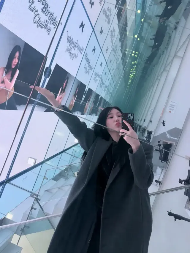 거울 셀카 중인 이채연 | 코트 한 벌로 완성한 