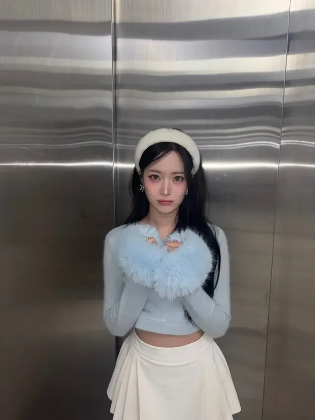 스카이블루 & 화이트 | 컬러 매치만으로 겨울 분위기 압도하는 전신 샷 /사진=하이키 인스타그램