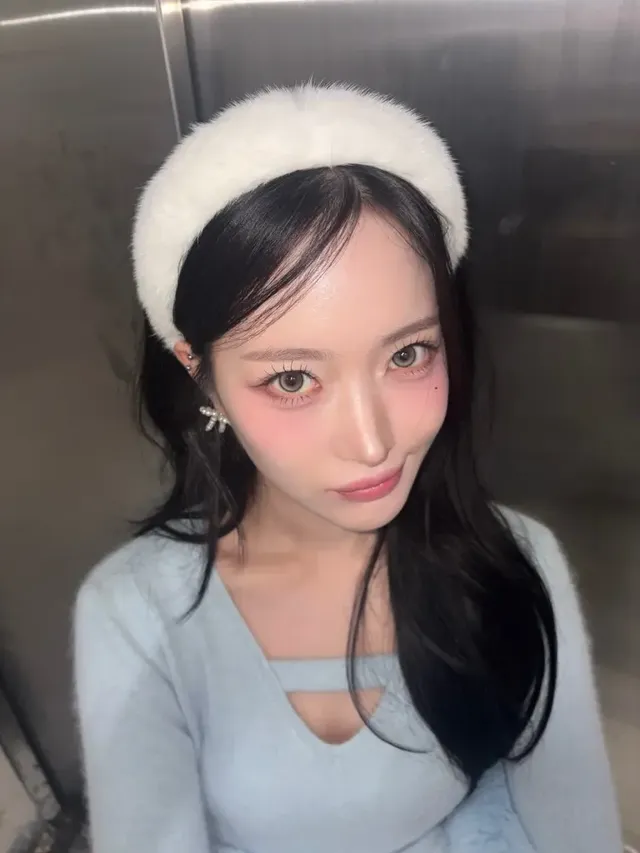 블루 크롭 니트 | 몽환적인 눈빛과 핑크빛 메이크업의 완벽 조화 /사진=하이키 인스타그램