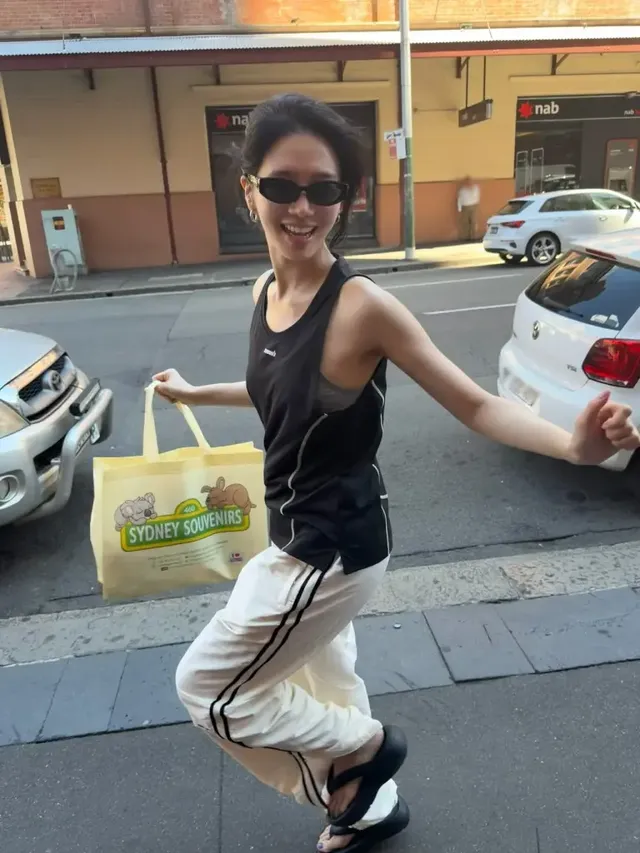 블랙 로고 탱크톱 | 크롬하츠로 힙한 포인트를 준 박규영의 시드니 산책 /사진=박규영 인스타그램