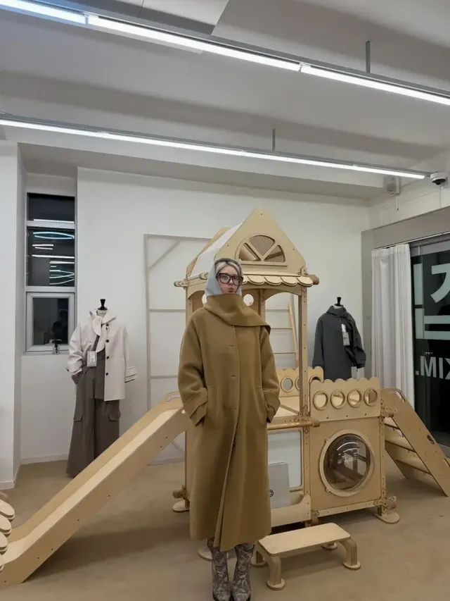 맥시 카멜 코트 | 놀이터를 런웨이로 만든 압도적 코트 실루엣 /사진=전소미 인스타그램