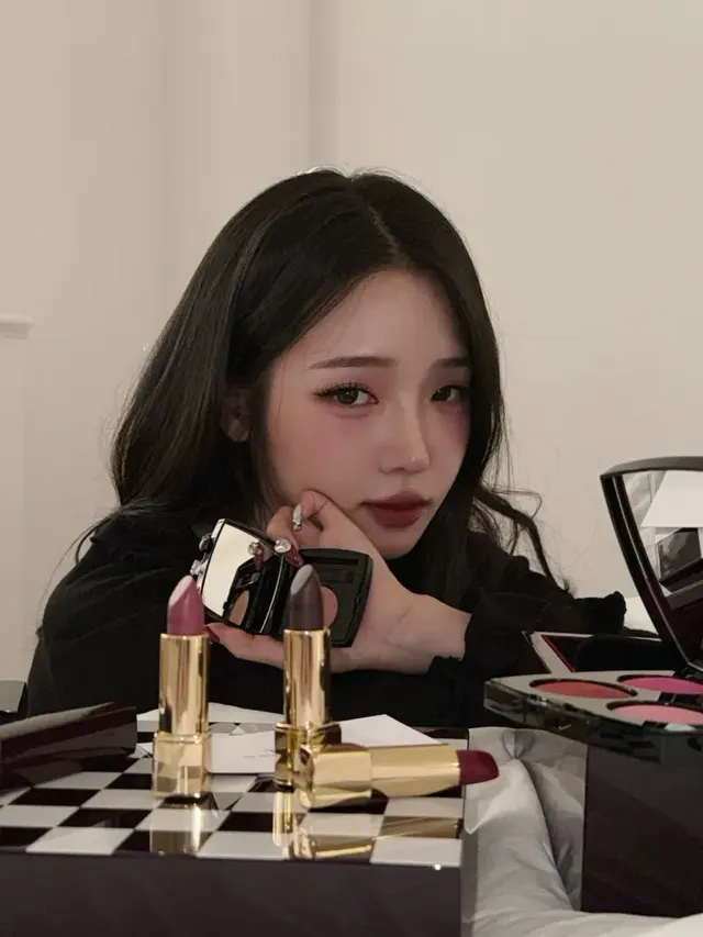 뷰티 체크메이트 | 체스판 위에서 더욱 강렬한 아우라를 뿜어내는 샤넬의 뮤즈 /사진=노지선 인스타그램