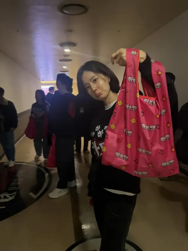 핑크 에코백을 든 문채원 | 시크한 블랙 룩에 더해진 반전의 귀여움 /사진=문채원 SNS