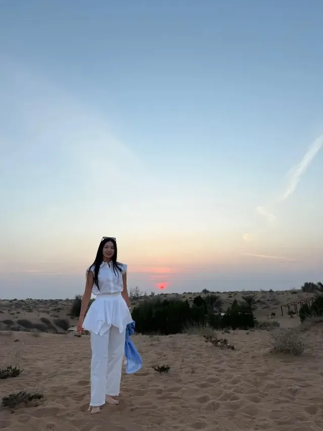 #사막패션 #화이트셋업 | 노을 지는 사막을 런웨이로 만든 올 화이트 룩의 우아한 자태 /사진=박혜준 인스타그램