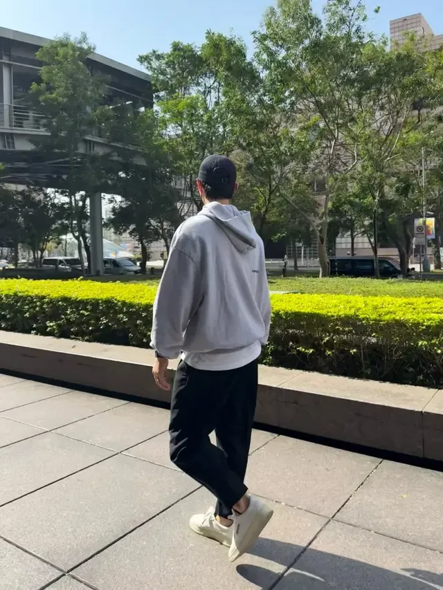 #워킹홀리데이느낌 #황금비율 | 타이베이 도심을 걷는 것만으로도 화보가 되는 압도적인 피지컬 /사진=송중기 인스타그램