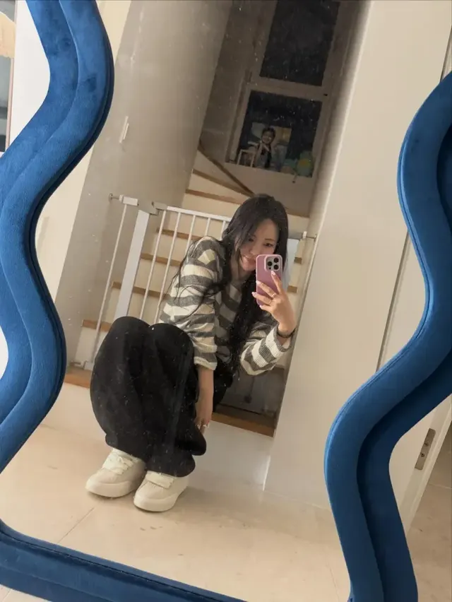 스트라이프 니트 & 스니커즈 | "가로 줄무늬도 슬림하게" 체중 감량 후 자신감 넘치는 거울 셀카 /사진=남유정 인스타그램