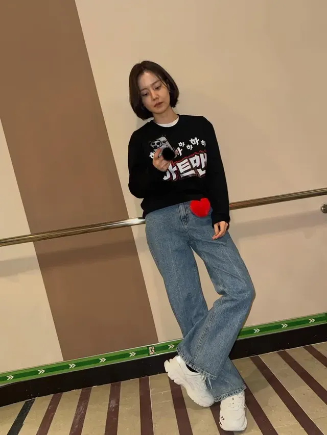 전신 거울 셀카 촬영 중인 문채원 | 데님과 운동화로 완성한 완벽한 비율 /사진=문채원 SNS