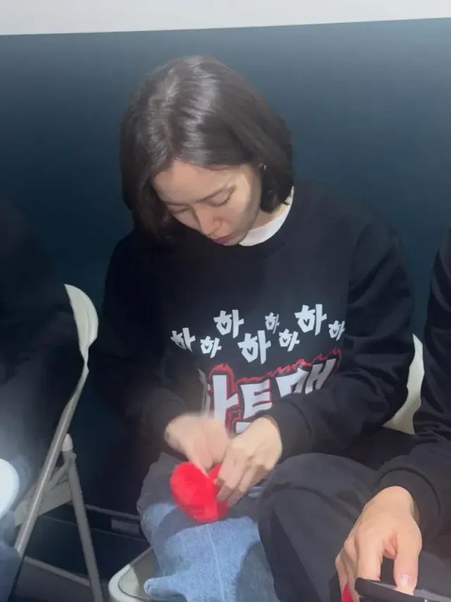 스웨트셔츠 차림의 문채원 | 집중하는 모습조차 사랑스러운 내추럴 무드 /사진=문채원 SNS