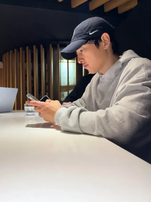 #집중하는옆태 #카페나들이 | 캡 모자 아래로 드러난 날카로운 턱선과 내추럴한 그레이 룩의 조화 /사진=송중기 인스타그램