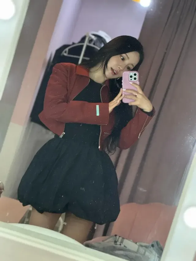 레드 크롭 재킷 & 벌룬 스커트 | 재킷보다 짧은 허리? 다이어트 성공을 온몸으로 인증 중인 펑키 룩 /사진=남유정 인스타그램