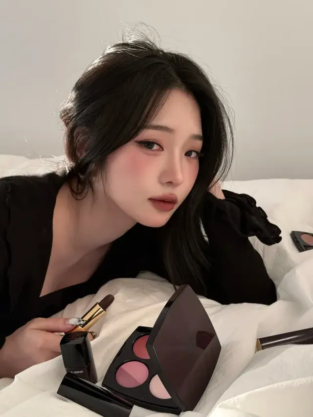 다크 로맨티시즘 | 깊은 컬러감의 팔레트와 립으로 완성한 매혹적인 가을-겨울 룩 /사진=노지선 인스타그램