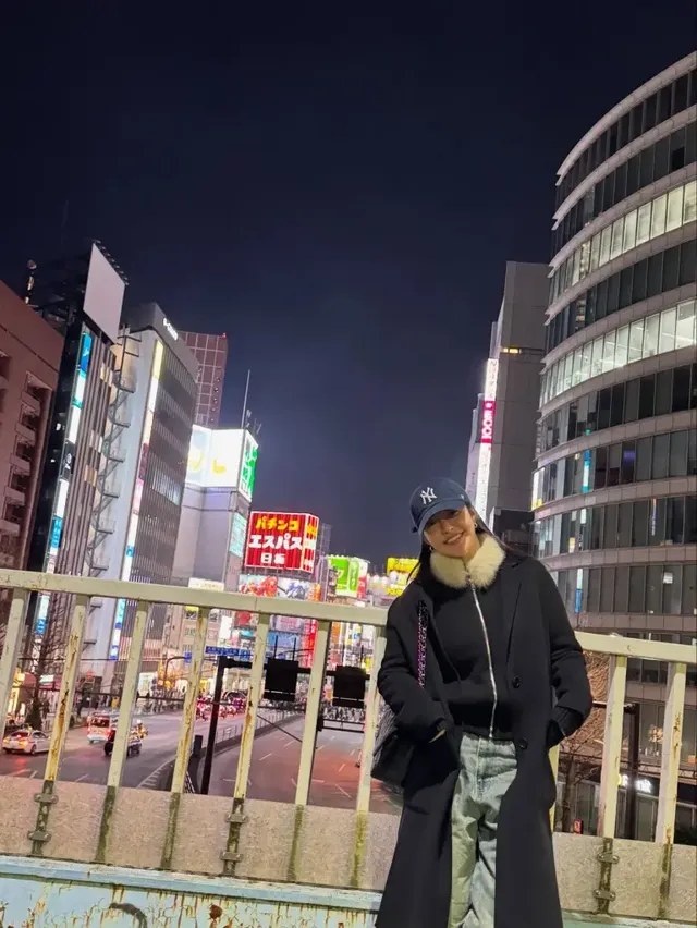 블랙 롱 코트 & 볼캡 | 도쿄의 밤을 밝히는 미모, 시크한 블랙 코트로 완성한 여행 패션 /사진=남유정 인스타그램