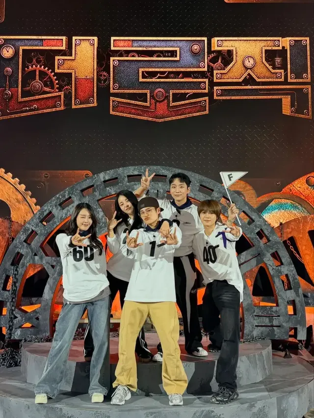 화이트 레터링 티셔츠 | "단체복도 패션으로" 동료들 사이에서도 독보적인 슬림 아우라 /사진=남유정 인스타그램