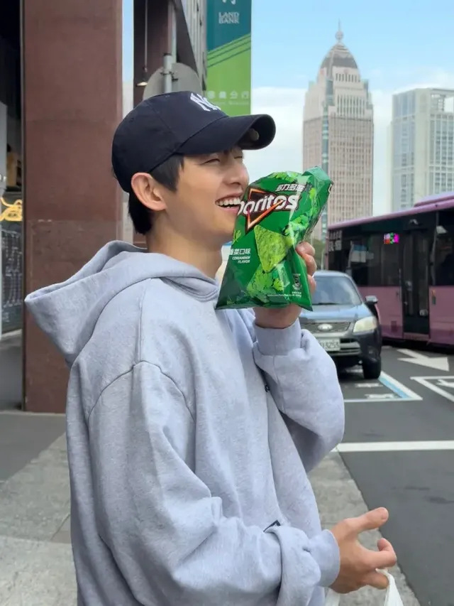 #고수성애자 #스낵플렉스 | 대만 한정판 고수 맛 나초를 들고 세상 행복한 미소를 짓는 송중기 /사진=송중기 