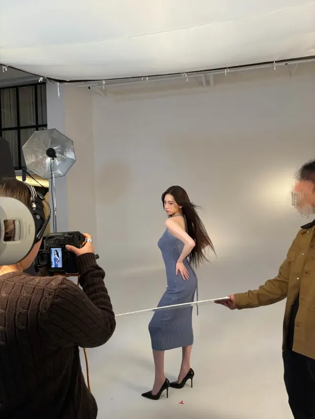 #홀터넥니트 | 앞태보다 더 완벽한 옆태, 니트 소재가 빚어낸 환상적인 보디라인 /사진=카리나 인스타그램