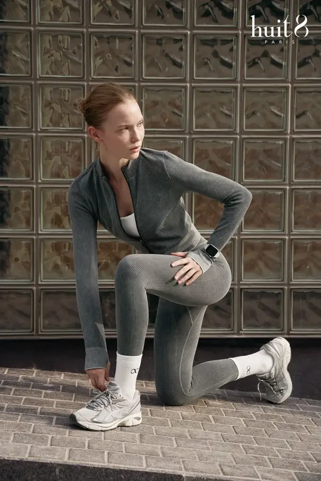 위뜨의 워시드 심리스 퍼포먼스 집업점퍼와 레깅스 | 기능성과 스타일을 동시에 만족시키는 애슬레저 룩이다. /사진=㈜그리티