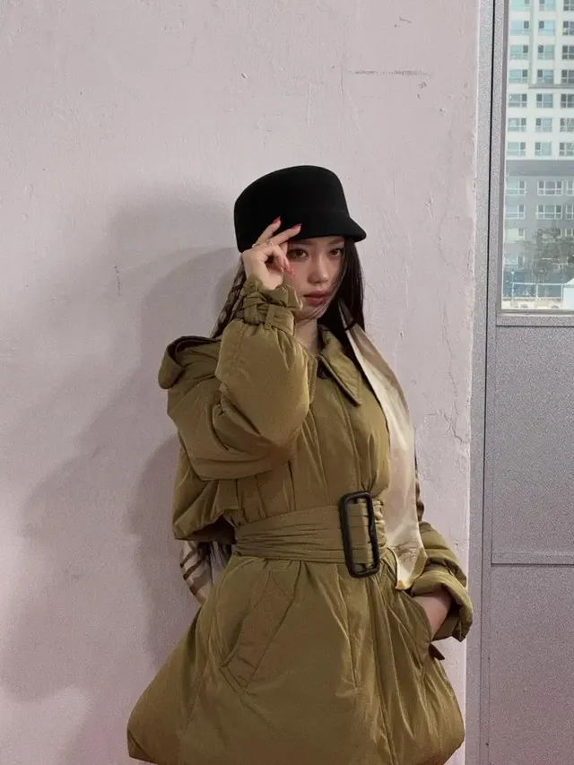 헌팅캡 스타일링 | 시크한 블랙 캡으로 포인트를 준 차세대 패션 아이콘의 위엄 /사진=케플러 샤오팅 인스타그램