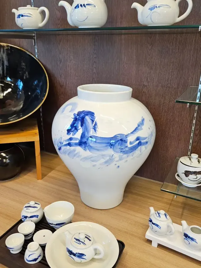 봉정요의 청화백자 | 푸른색 말 그림으로 힙함을 더한 전통의 미 /사진=한영 인스타그램