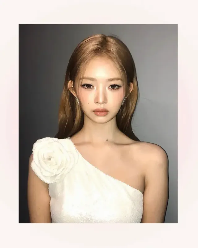 화이트 시퀸 룩 | 은은한 광택감이 돋보이는 드레스로 뽐낸 우아한 자태 /사진=레이 인스타그램