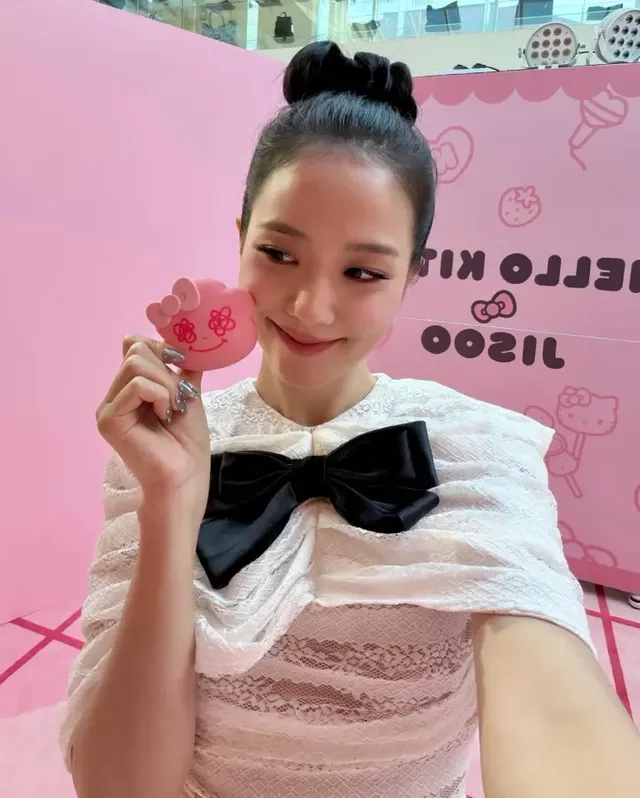 헬로키티 쿠키를 들고 윙크하는 지수 | 일상이 화보가 되는 러블리함의 결정체 /사진=지수 인스타그램