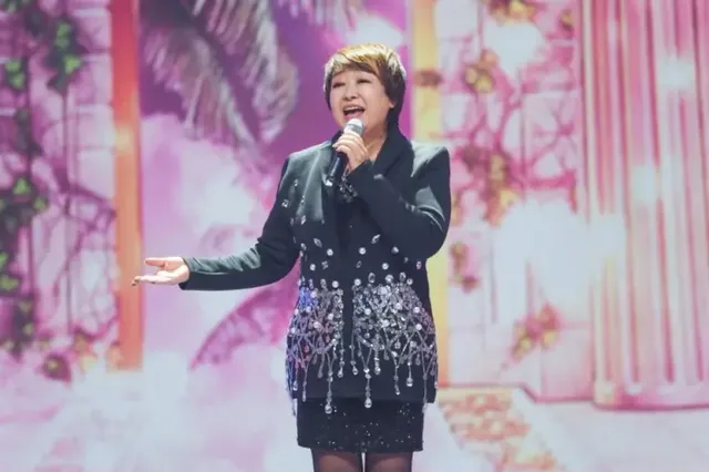 혜은이가 ‘금타는 금요일’ 무대에서 열창한다 | 반세기 무대 인생의 깊은 감동을 선사한다 /사진=TV CHOSUN ‘금타는 금요일’