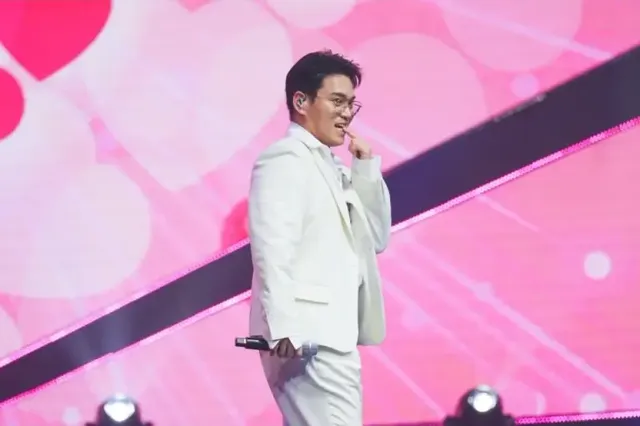 천록담이 파격적인 애교 무대를 선보인다 | 낯선 시도 속에서도 빛나는 가수의 열정이 전해진다 /사진=TV CHOSUN ‘금타는 금요일’ 