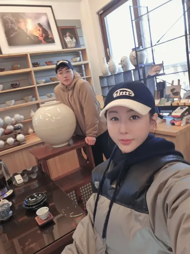 한영과 박군 부부 | 도자기 앞에서도 빛나는 원조 모델의 패딩 핏 /사진=한영 인스타그램