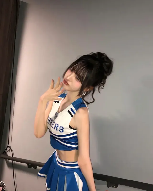 #청키스니커즈 | 비율을 완성하는 묵직한 볼륨감의 화이트 플랫폼 스니커즈 /사진=리즈 인스타그램