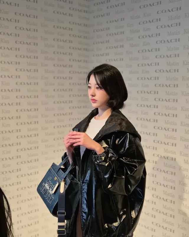 글로시 푸퍼 & 데님 토트 | 밤에도 빛나는 압도적 광택의 글로시 룩 /사진=장다아 인스타그램