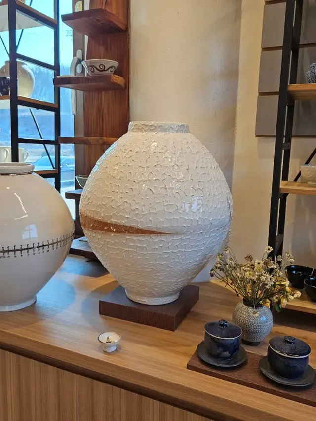 갤러리 내부 전경 | 한영의 안목이 머문 예술적인 달항아리 컬렉션 /사진=한영 인스타그램