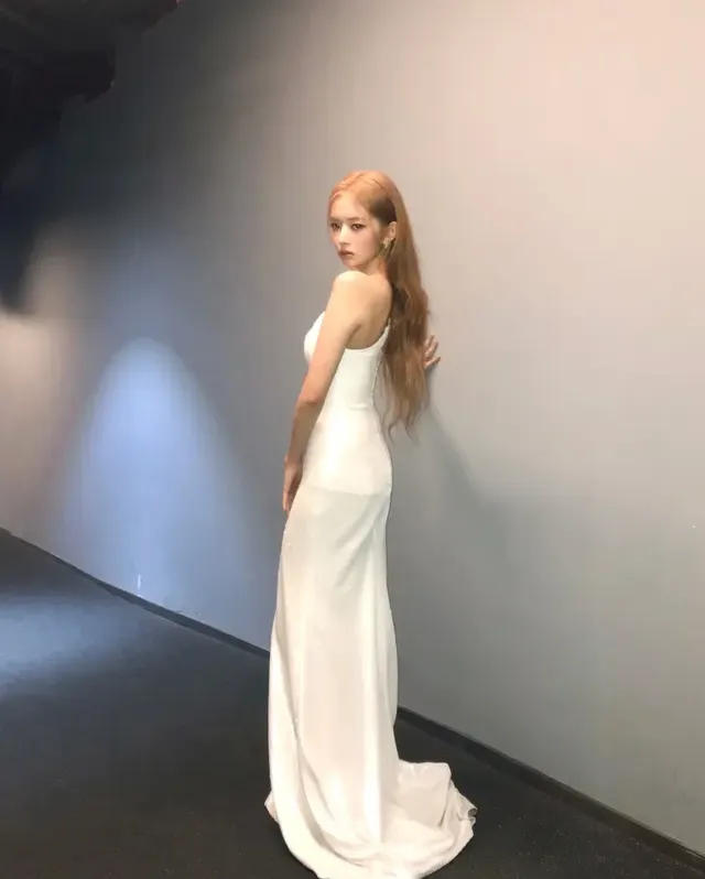 브라운 롱 웨이브 | 고혹적인 무드를 더하는 내추럴 헤어와 음영 메이크업의 조화 /사진=레이 인스타그램