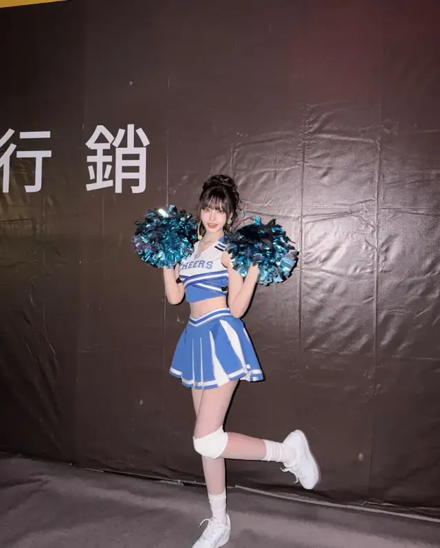 #레터링크롭톱 | 슬림한 허리 라인을 강조하는 V자 컷팅 크롭 유니폼 /사진=리즈 인스타그램