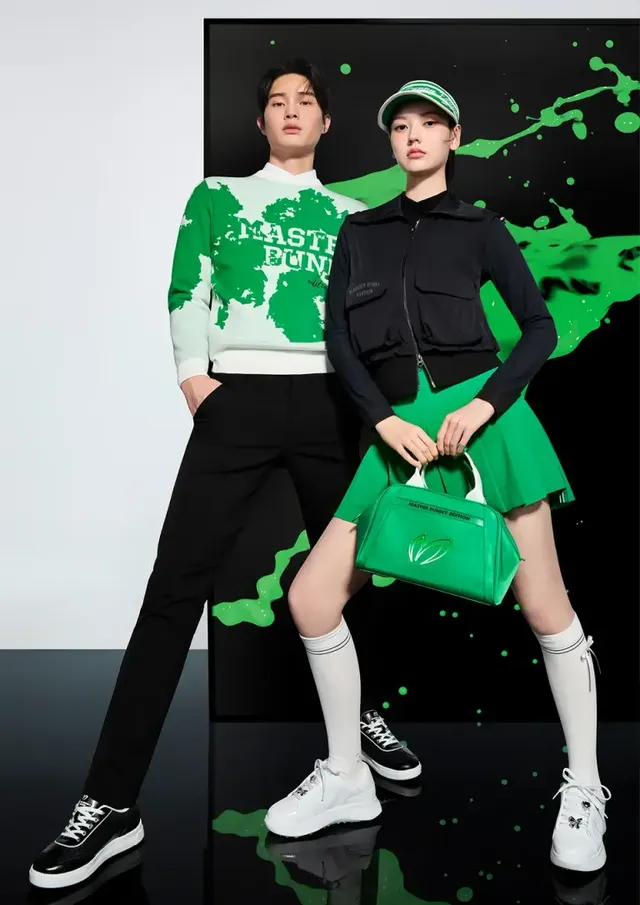 마스터바니에디션의 비비드 그린 컬러 자카드 니트와 집업 베스트.