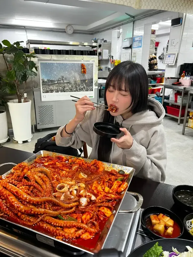 쯔양 식사 중 | "맛있으면 0칼로리" 패션과 미식의 완벽한 조화 /사진=쯔양 SNS
