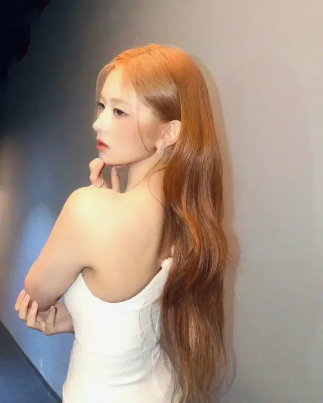 머메이드 드레스 | 보정이 필요 없는 완벽한 실루엣의 화이트 시퀸 룩 /사진=레이 인스타그램