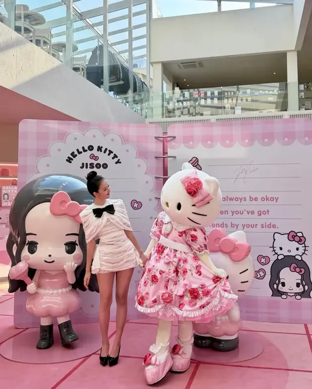 헬로키티 캐릭터와 나란히 선 지수 | 인형 곁에서도 기죽지 않는 