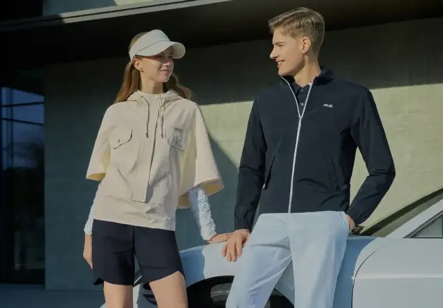 핑 어패럴의 기능성을 강조한 케이프 아노락 점퍼와 폴로 티셔츠.