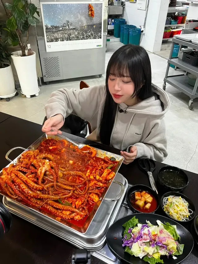 쯔양 런던 버스 앞 | 레드 버스와 대비되는 포근한 