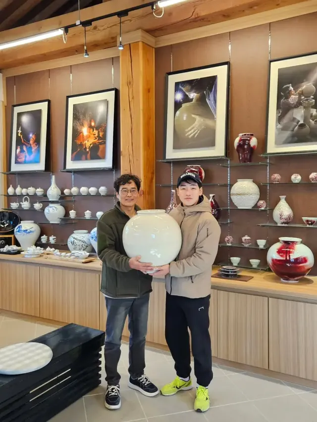 박군과 김학수 작가 | "이걸로 정했습니다!" 대형 달항아리와의 인증샷 /사진=한영 인스타그램